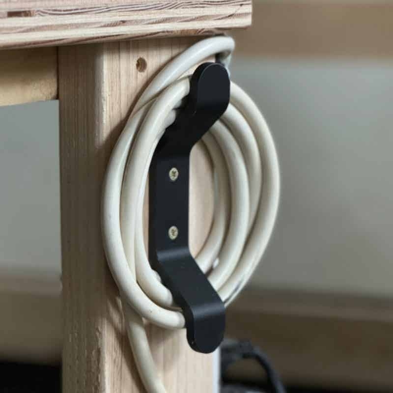خطافات لتنظيم الكابلات على الم - مراجعة Cable Management Box وسعره